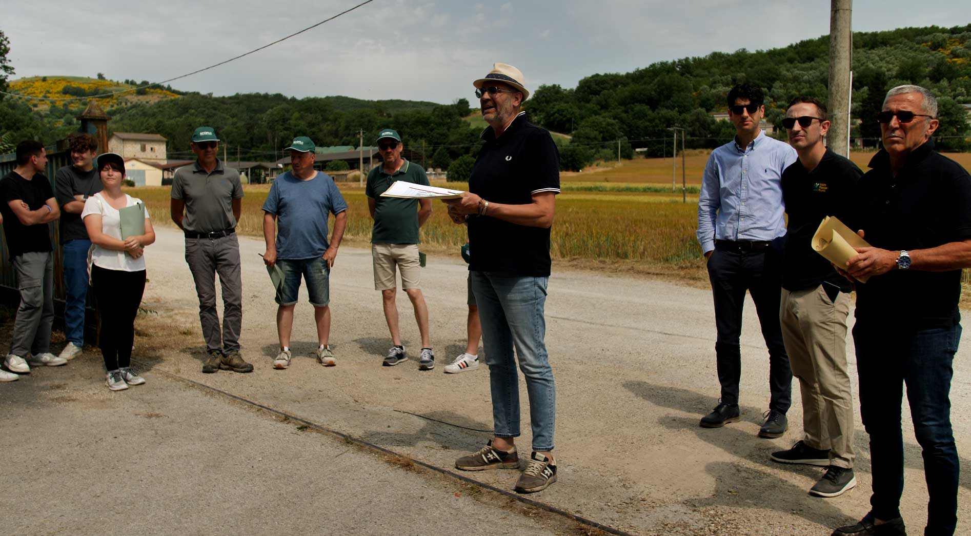 Gruppo di agricoltori e tecnici durante la giornata in campo a Mantignana, organizzata da Molini Popolari Riuniti per presentare il protocollo sui grani di forza.